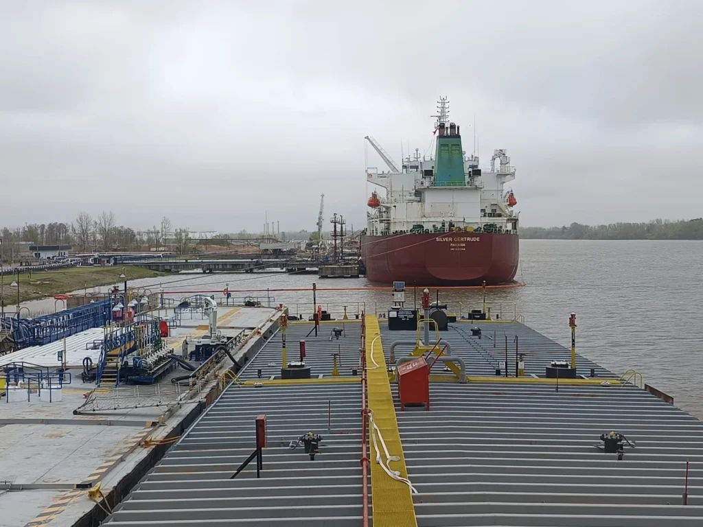 Tank barge alongside the product tanker Silver Gertrude at a Paraná river terminal during a transfer operation