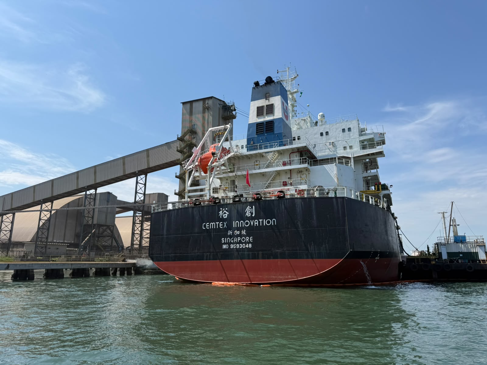 Bulk carrier alongside at Santos, bunker barge delivery